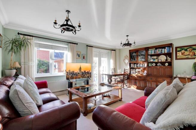 Dennington Crescent, Basildon, Essex, SS14 photo 4