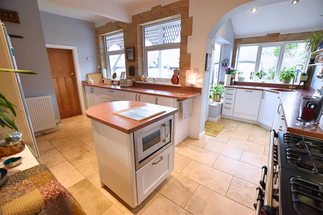 KITCHEN / DINING ROOM