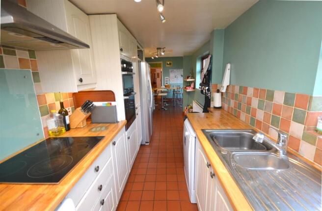 Kitchen2.JPG