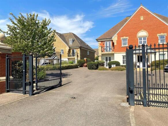 14 Jasmine Way - Gates.jpg