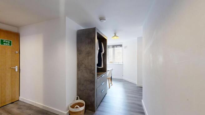 4 bed House to rent Image 9