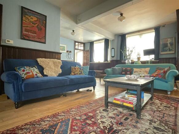 Living Room (6).jpeg
