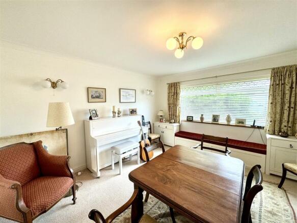 OPEN PLAN SITTING/DINING ROOM