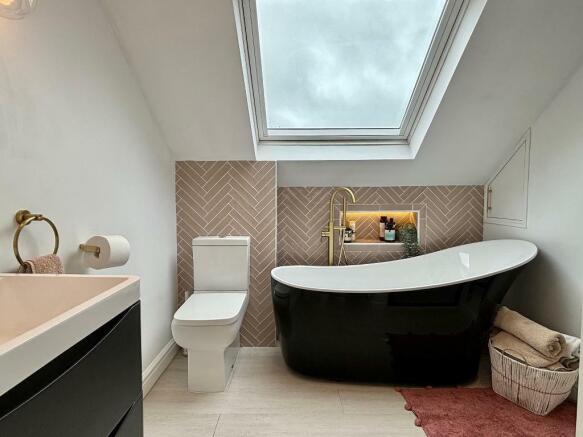 2nd Floor En-suite Bathroom