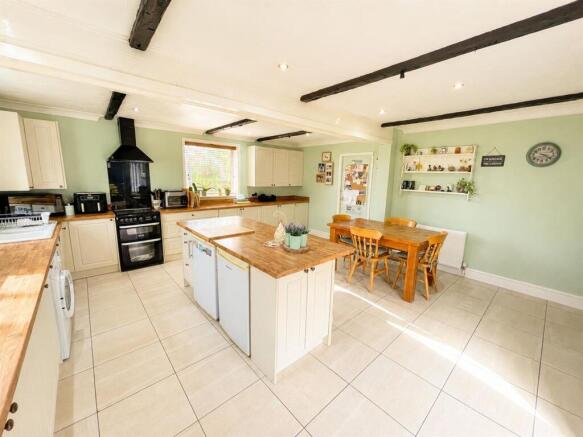 Kitchen 2.jpg