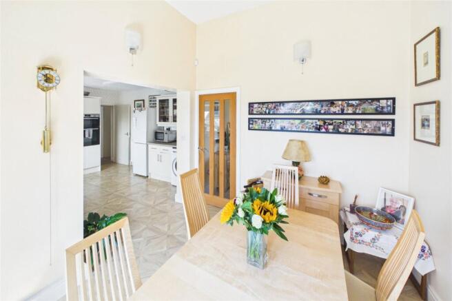 4 bed Bungalow for sale Image 7