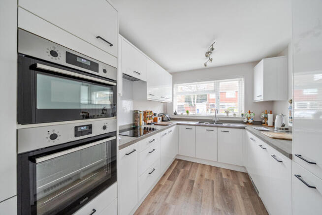 Graylands Close, Horsell, GU21 photo 3