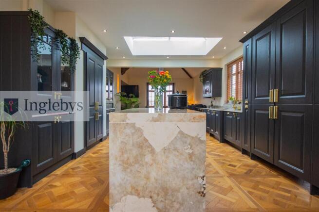 6 bed Detached for sale Image 10