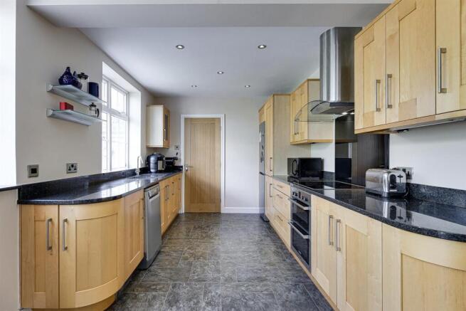5 bed Detached for sale Image 9