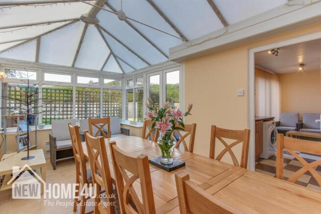 CONSERVATORY / DINING ROOM: