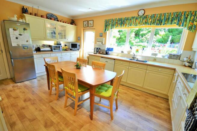 KITCHEN/BREAKFAST ROOM