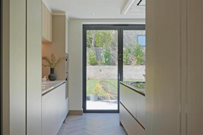 6 bed Detached for sale Image 8
