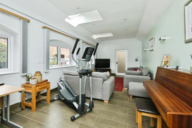 9 bed Detached for sale Image 9