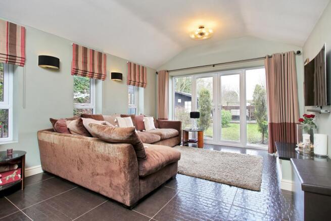 FAMILY / SITTING ROOM