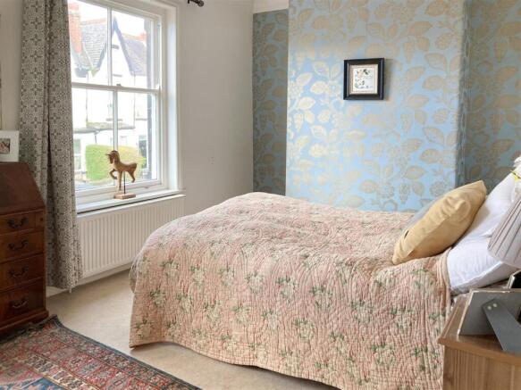 4 bed House to rent Image 5