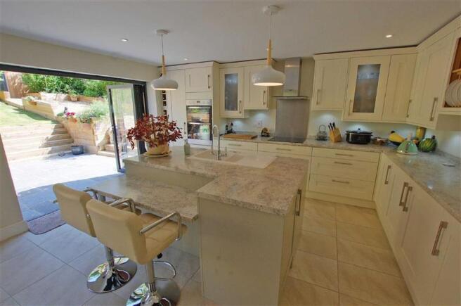 KITCHEN/DINING ROOM