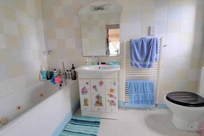 Bedroom 1 En-S...