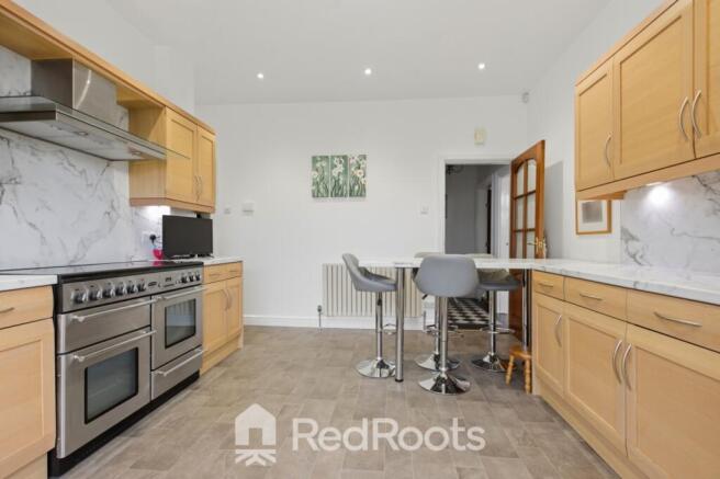 5 bed Semi-Detached for sale Image 8