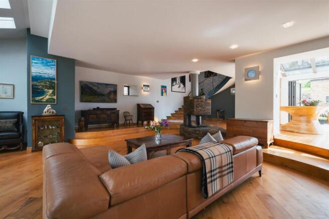 6 bed Detached for sale Image 9