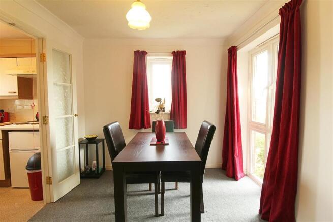 LOUNGE/DINING AREA