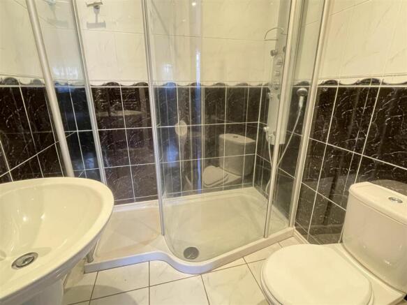 EN-SUITE SHOWER ROOM