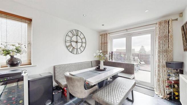 5 bed Detached for sale Image 7