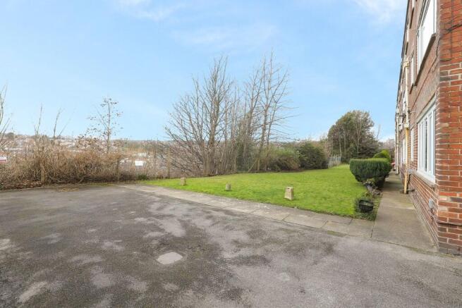 2 bed Apartment to rent Image 12