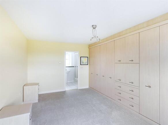5 bed Detached for sale Image 9
