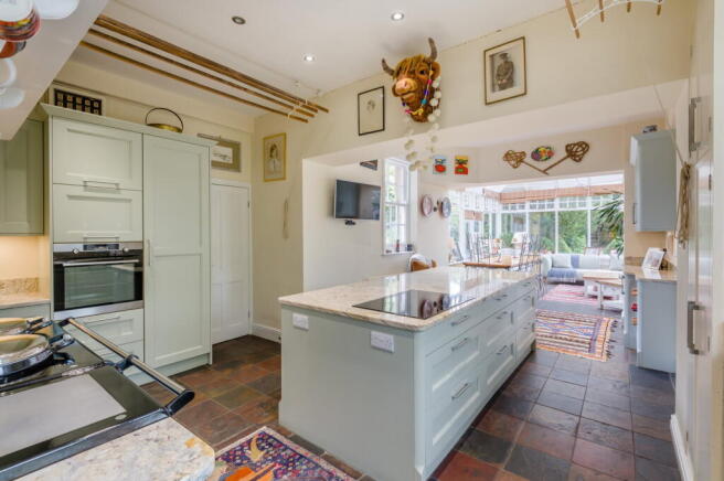 6 bed Detached for sale Image 9
