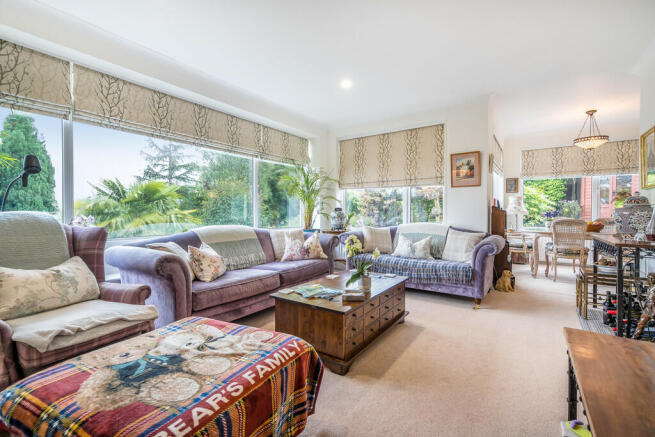 Lounge / Dining R...