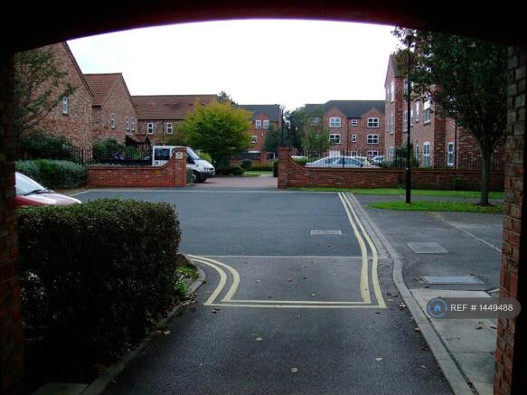 3 bed Flat to rent Image 10