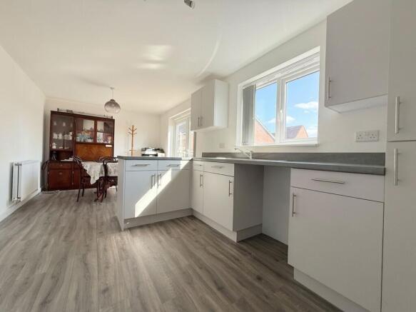 5 bed Detached for sale Image 4
