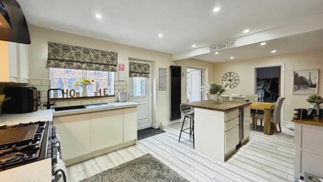 4 bed Detached for sale Image 4