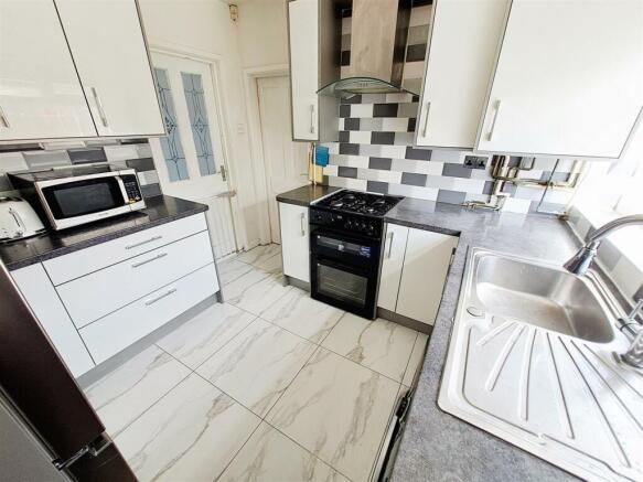 Re Fitted Kitchen