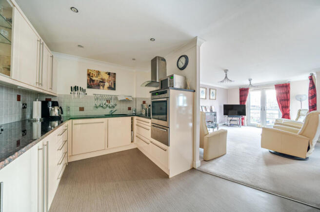 3 bed Flat for sale Image 7
