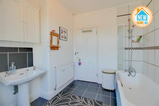 FAMILY BATHROOM: