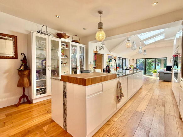 5 bed Detached for sale Image 7