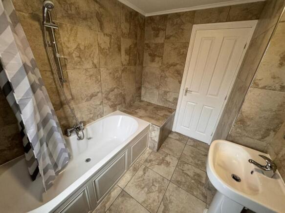 2 bed House to rent Image 3