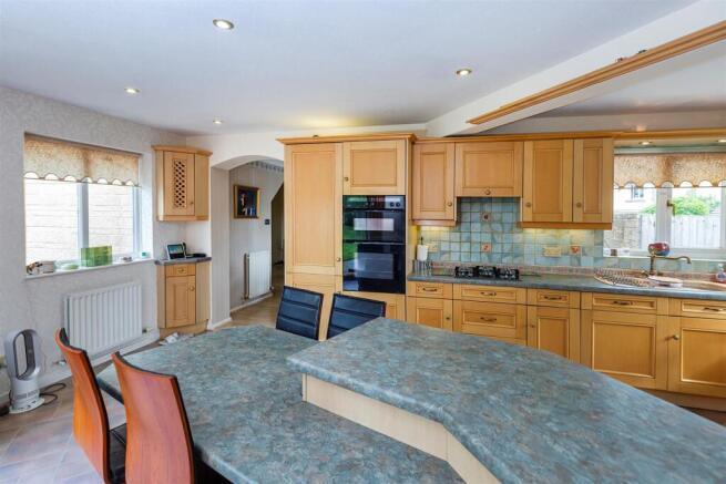 5 bed Detached for sale Image 9