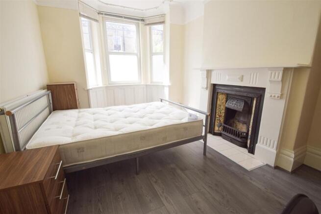 5 bed House to rent Image 4