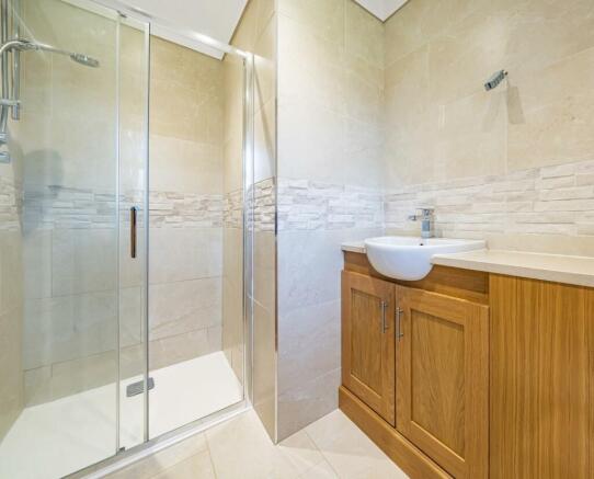 MODERN EN-SUITE SHOWER ROOM