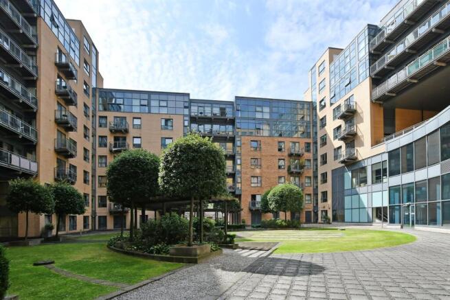 4 bed Apartment to rent Image 7