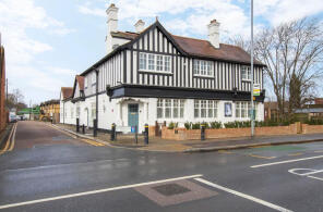 3, Victoria Gardens, Turners Hill, Cheshunt EN8 9BH