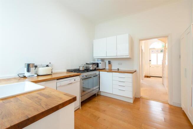 FITTED KITCHEN