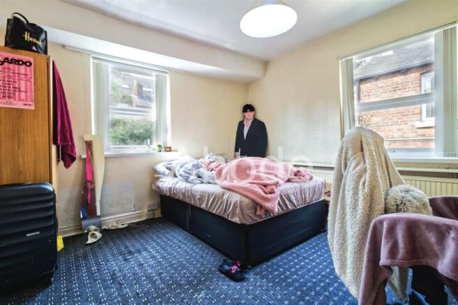 8 bed House to rent Image 7
