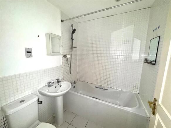 2 bed Flat for sale Image 7