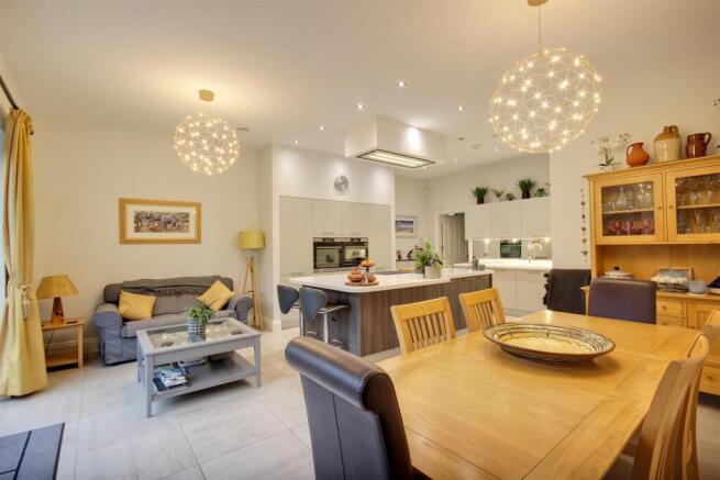 5 bed Detached for sale Image 4