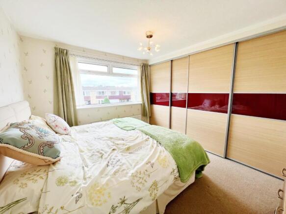 Bedroom 1 pic 1.jpg