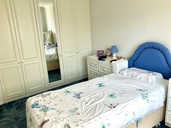 bedroom 1 pic1.jpg