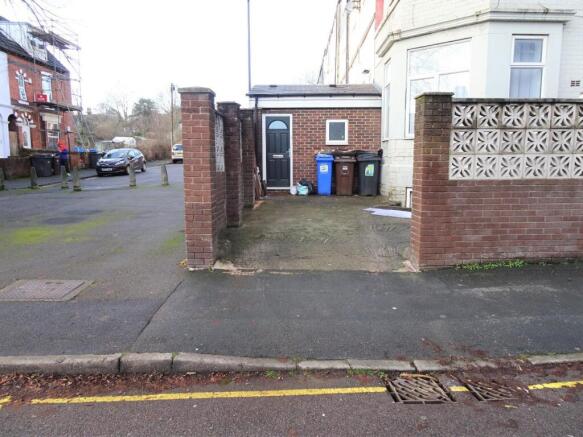 2 bed Flat to rent Image 12